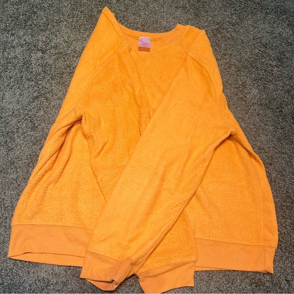 Soft and Fuzzy Honey-Yellow Pullover ๐ฏ - Picture 2 of 4